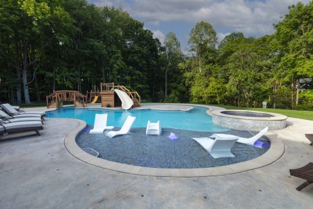 tanning ledge as part of a swimming pool